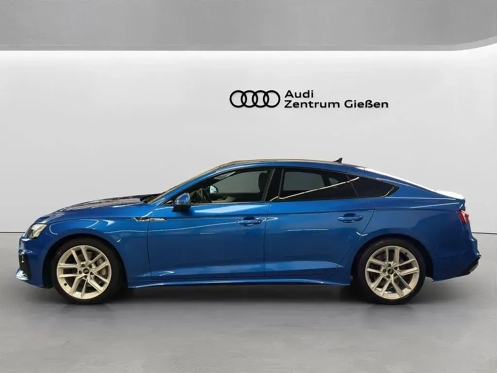 Gebraucht Audi A5 Sportback Ambiente 265 PS (194 kW) 2022 Individuallackierungen arablau (metallic) Kleinwagen