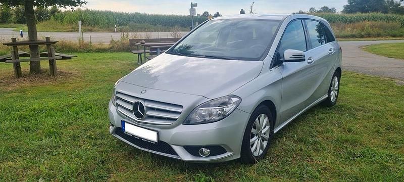 Gebraucht Mercedes B180 122 PS (89 kW) 2012 Silber Van / Kleinbus