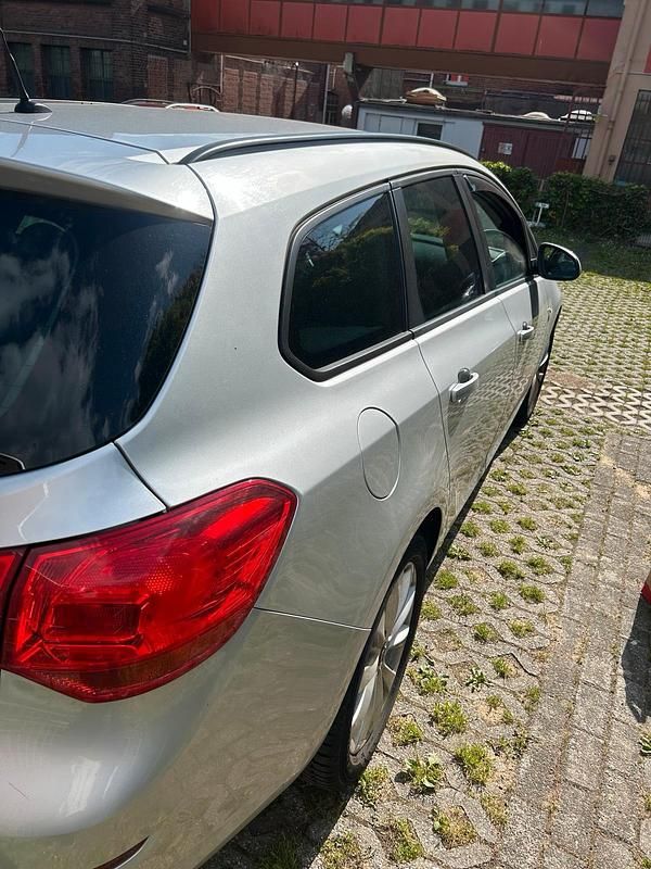 Silber Gebraucht 2012 Opel Astra Kombi | 3.800 € (Fairer Preis) - Bild 1/4