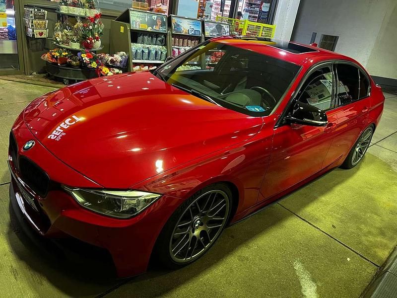 Rot Gebraucht 2013 BMW 335 Sport Line Limousine | 25.500 € - Bild 1/4