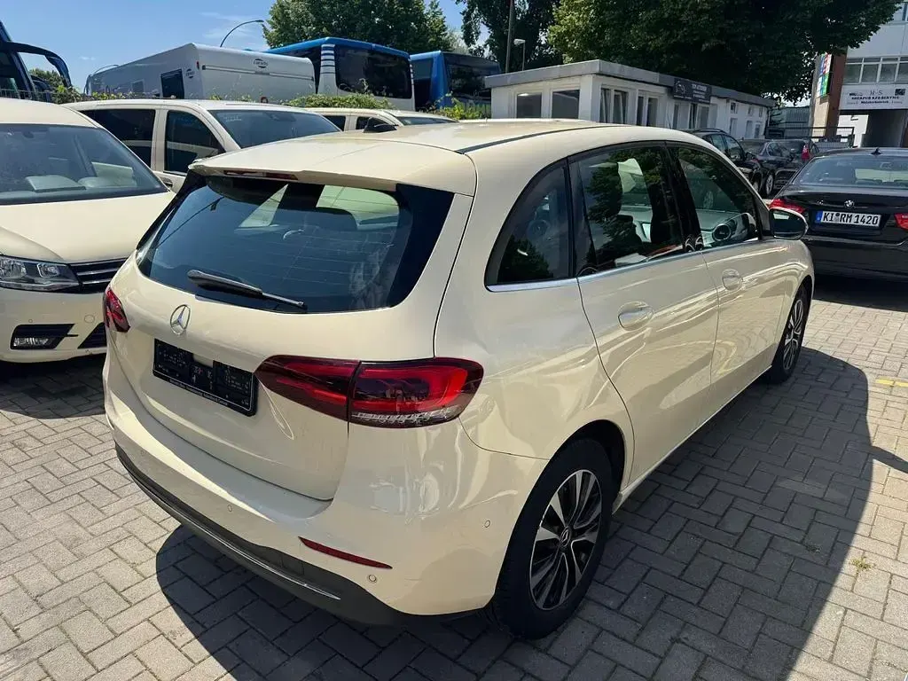 Gebraucht Mercedes B180 116 PS (85 kW) 2021 Beige Kleinwagen