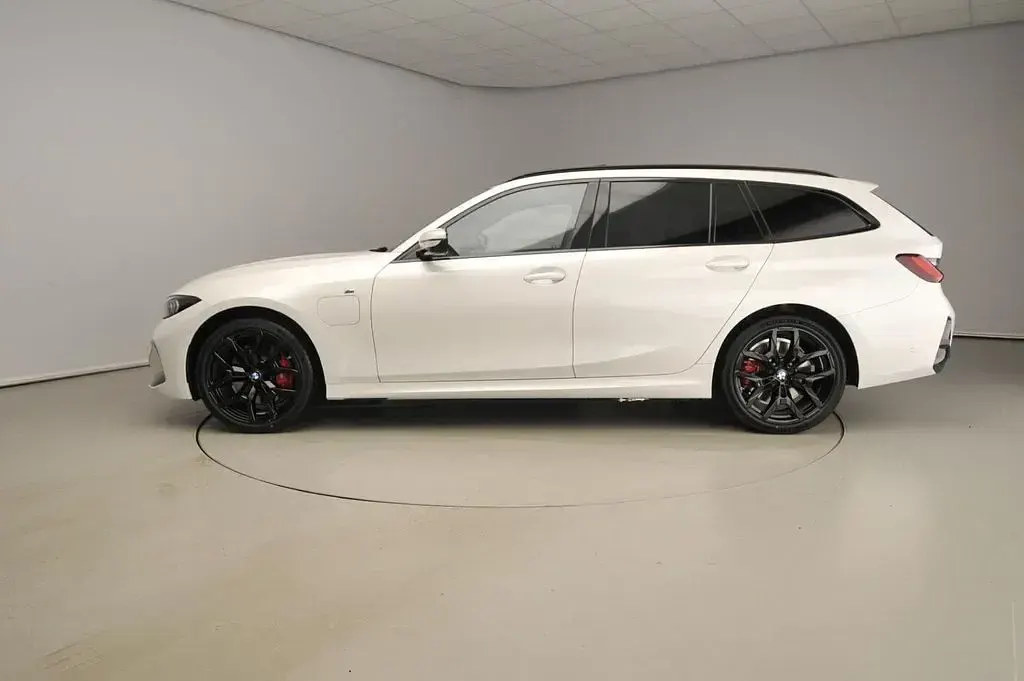 Gebraucht BMW 330e M Sport 292 PS (214 kW) 2026 Weiß Kombi