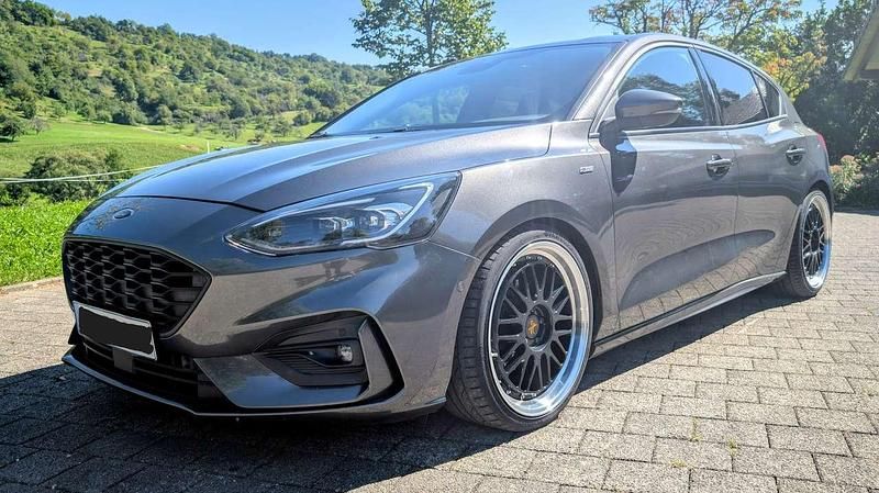 Grau Gebraucht 2020 Ford Focus ST-Line Limousine | 20.097 € (Teuer) - Bild 1/4