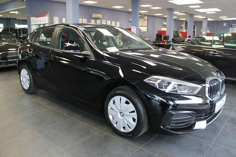 Schwarz Gebraucht 2023 BMW 118 Advantage Kleinwagen | 22.980 € (Fairer Preis) - Bild 1/4