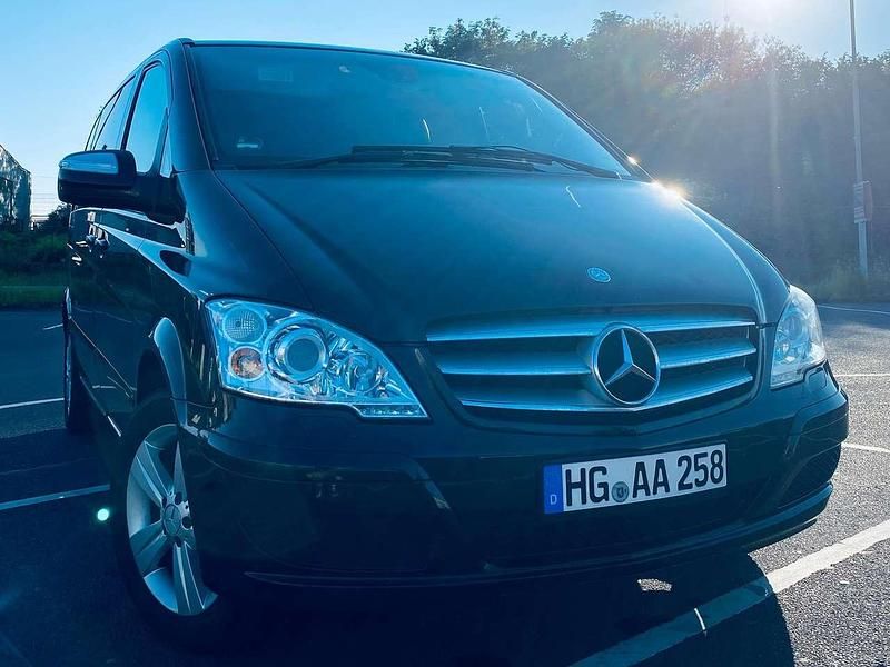 Schwarz Gebraucht 2011 Mercedes Viano Van / Kleinbus | 16.999 € (Fairer Preis) - Bild 1/4