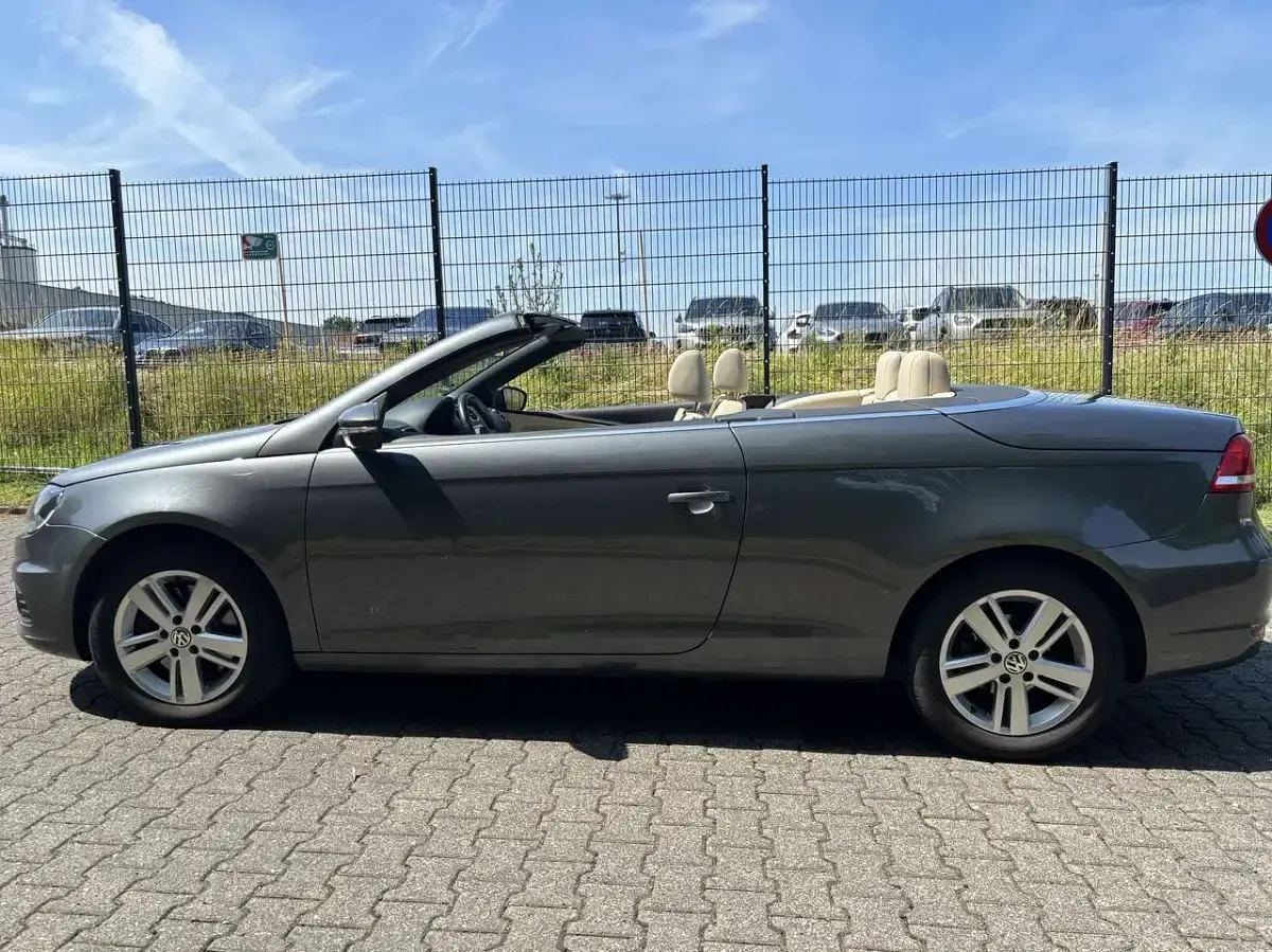 Gebraucht VW Eos Basis 140 PS (102 kW) 2013 Grau Cabrio