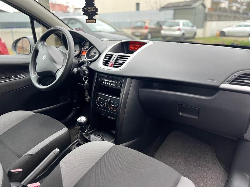 Gebraucht Peugeot 207 95 PS (69 kW) 2009 Weiß Limousine