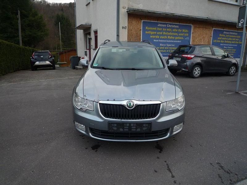 Gebraucht Skoda Superb Ambition 140 PS (102 kW) 2011 Platin grau metallic Kombi