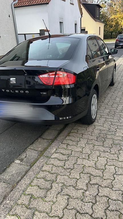 Schwarz Gebraucht 2015 Seat Toledo Reference Limousine | 5.999 € (Fairer Preis) - Bild 1/4
