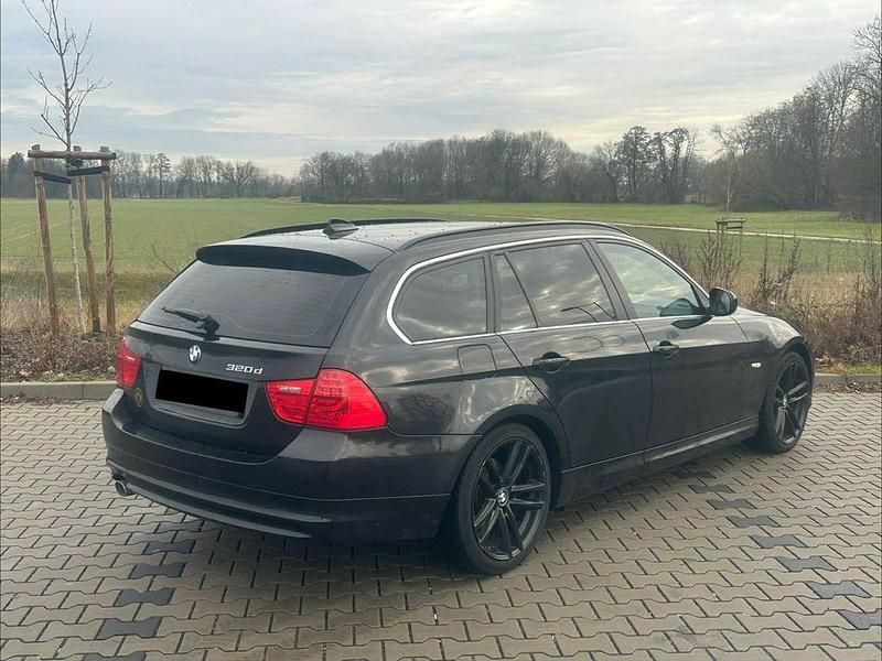 Gebraucht BMW 320 Exclusive 184 PS (135 kW) 2011 Schwarz Kombi