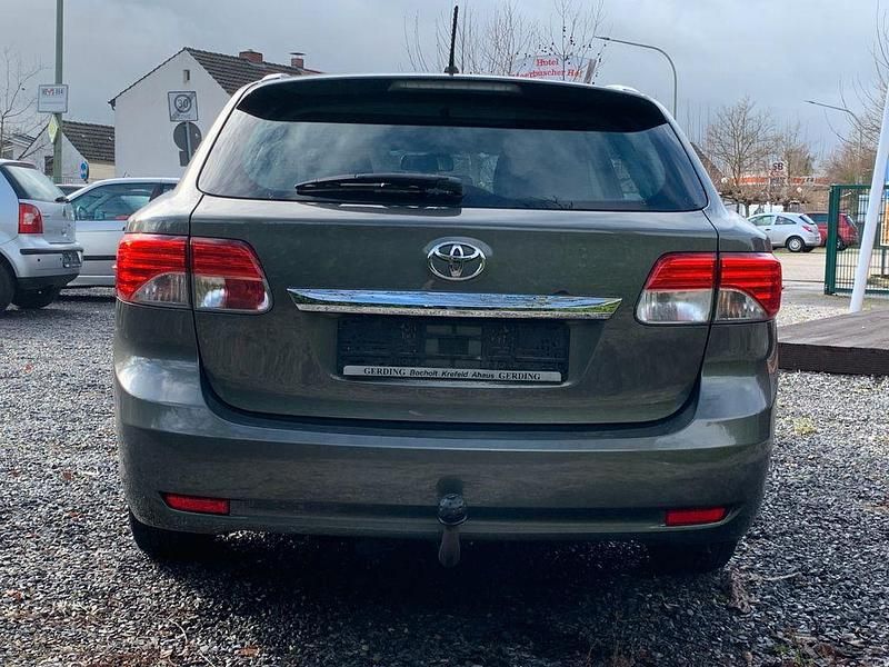 Gebraucht Toyota Avensis Life 124 PS (91 kW) 2013 Olive Kombi