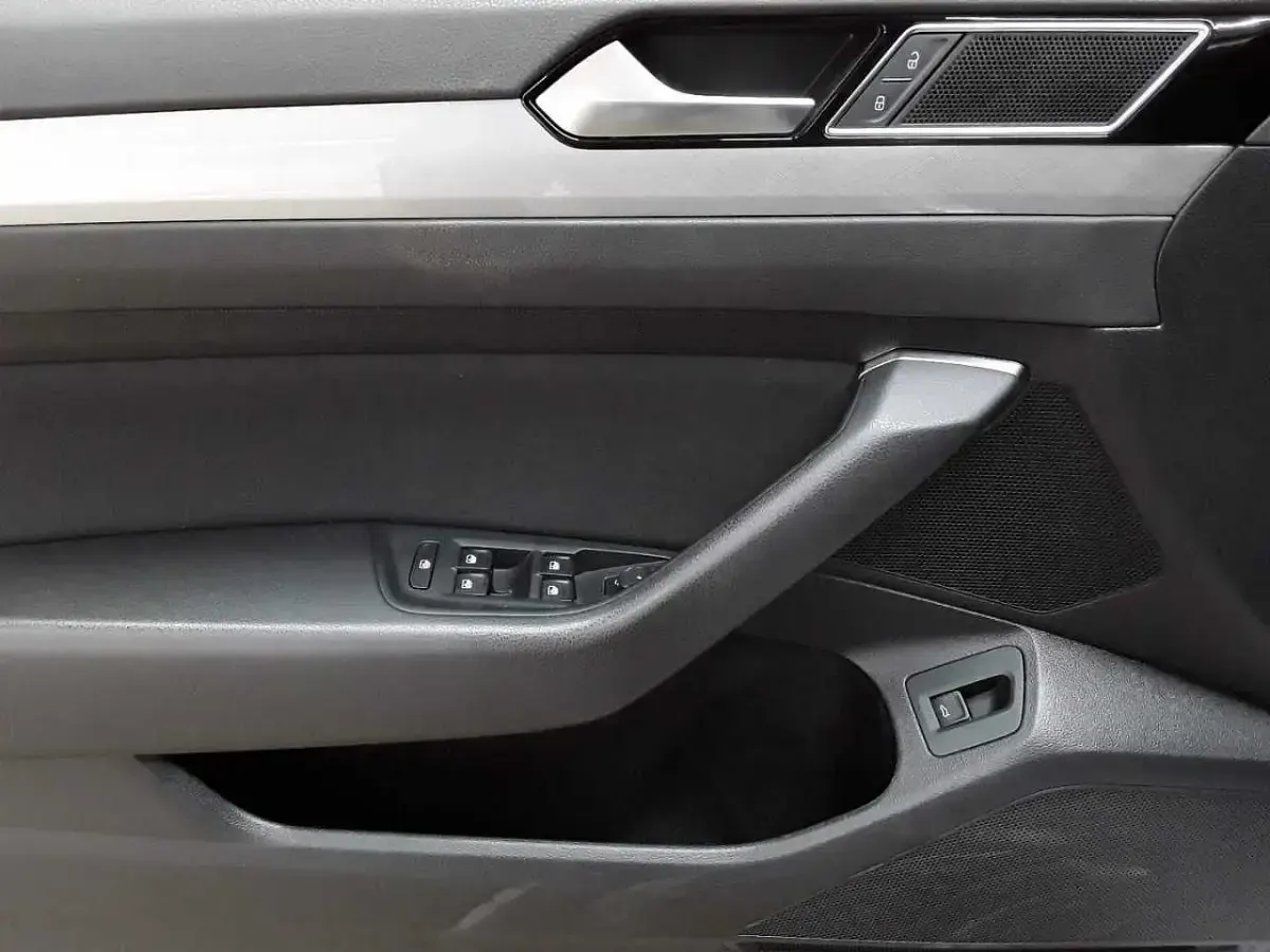 Gebraucht VW Passat Business 150 PS (110 kW) 2023 Scale silver metallic Kombi