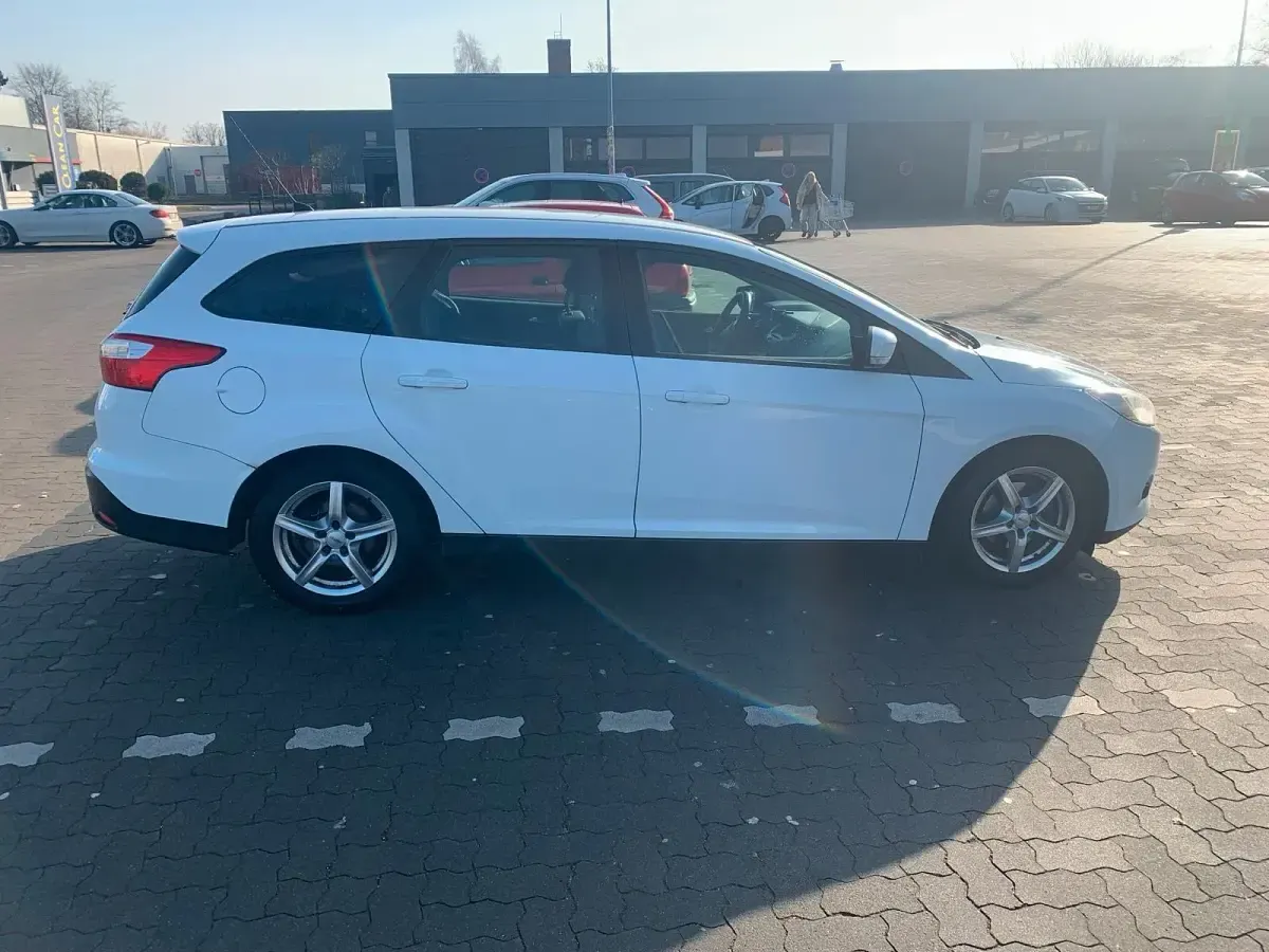 Usata Ford Focus 116 CV (85 kW) 2011 Bianco Station wagon