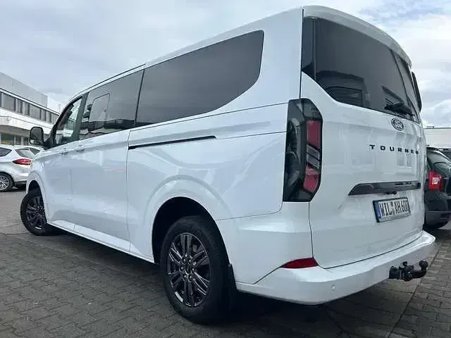 Gebraucht Ford Tourneo Custom Titanium 136 PS (100 kW) 2024 Frostweiß Van