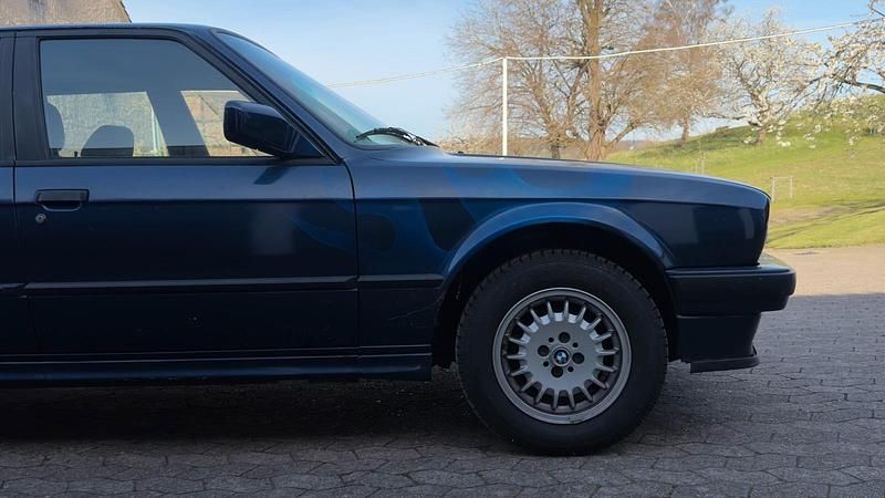 Gebraucht BMW 320 129 PS (94 kW) 1990 Blau Kombi