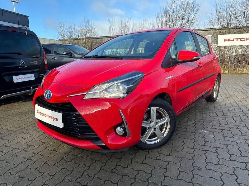 Rot Gebraucht 2018 Toyota Yaris Hybrid Team Kleinwagen | 13.600 € (Guter Preis) - Bild 1/4