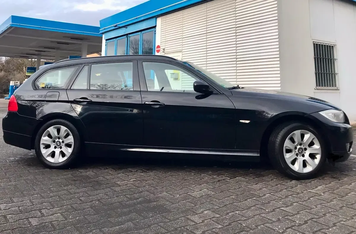 Gebraucht BMW 318 143 PS (105 kW) 2012 Schwarz Kombi