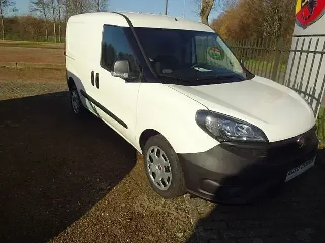 Gebraucht Fiat Doblò 101 PS (74 kW) 2022 Weiß (weiß) Van / Kleinbus