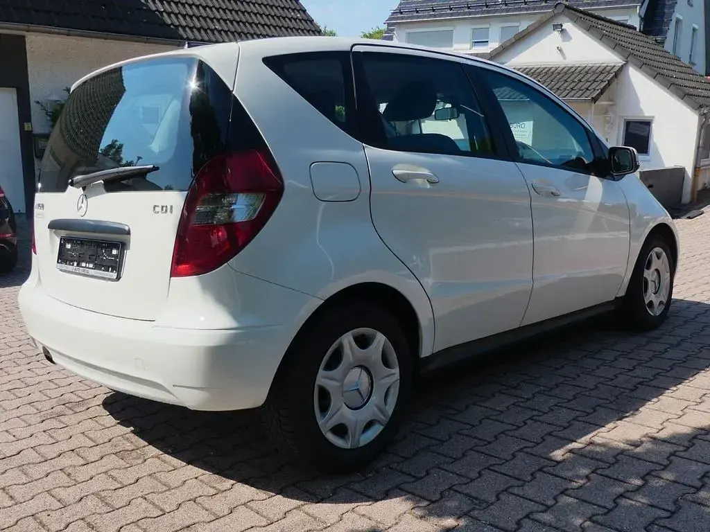 Gebraucht Mercedes A160 82 PS (60 kW) 2011 Weiß Kleinwagen