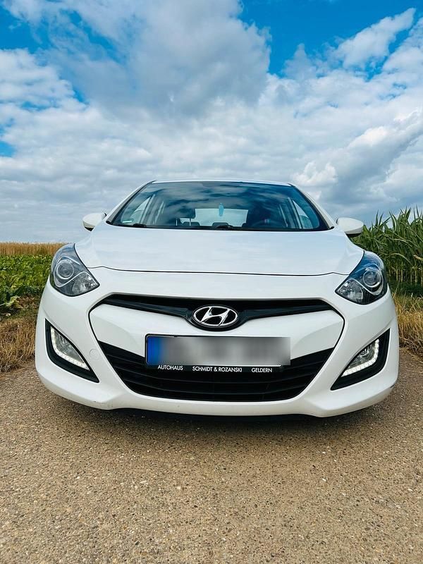 Weiß Gebraucht 2013 Hyundai i30 Kombi | 4.300 € - Bild 1/4