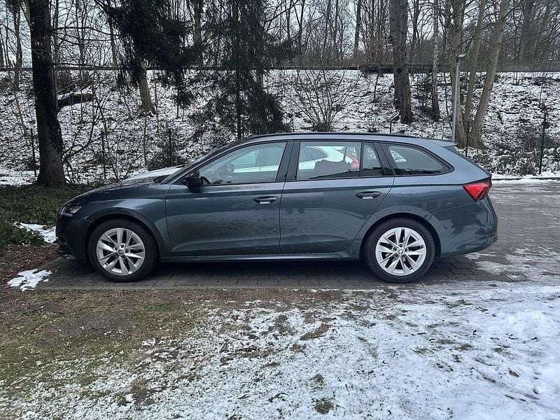 Grau Gebraucht 2021 Skoda Octavia Ambition Kombi | 18.000 € (Superpreis) - Bild 1/4