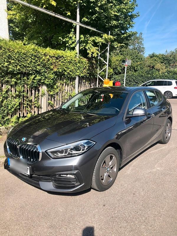 Grau Gebraucht 2021 BMW 116 Advantage Kleinwagen | 18.800 € (Guter Preis) - Bild 1/4