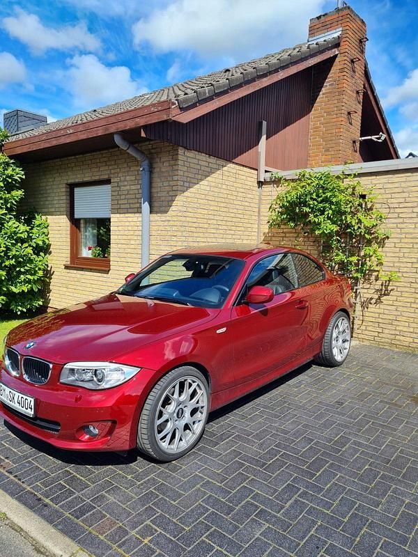 Rot Gebraucht 2012 BMW 125 Coupé Shadowline Coupé | 27.900 € - Bild 1/4