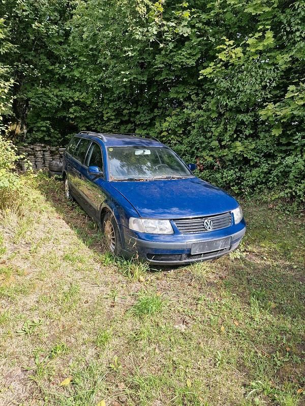 Blau Gebraucht 2000 VW Passat Kombi | 600 € (Superpreis) - Bild 1/3