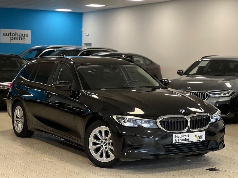 Black sapphire metallic Gebraucht 2021 BMW 320 Performance Kombi | 22.979 € (Guter Preis) - Bild 1/4