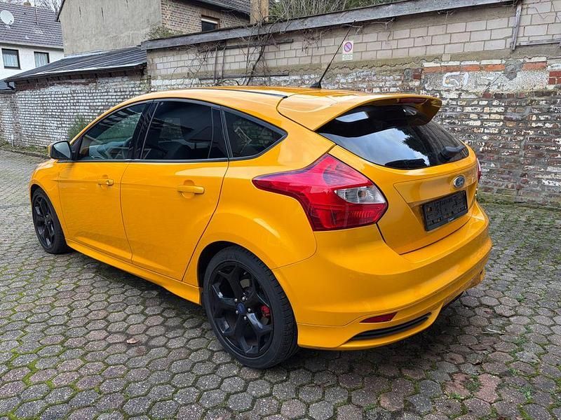 Gebraucht Ford Focus ST 250 PS (183 kW) 2013 Orange Limousine