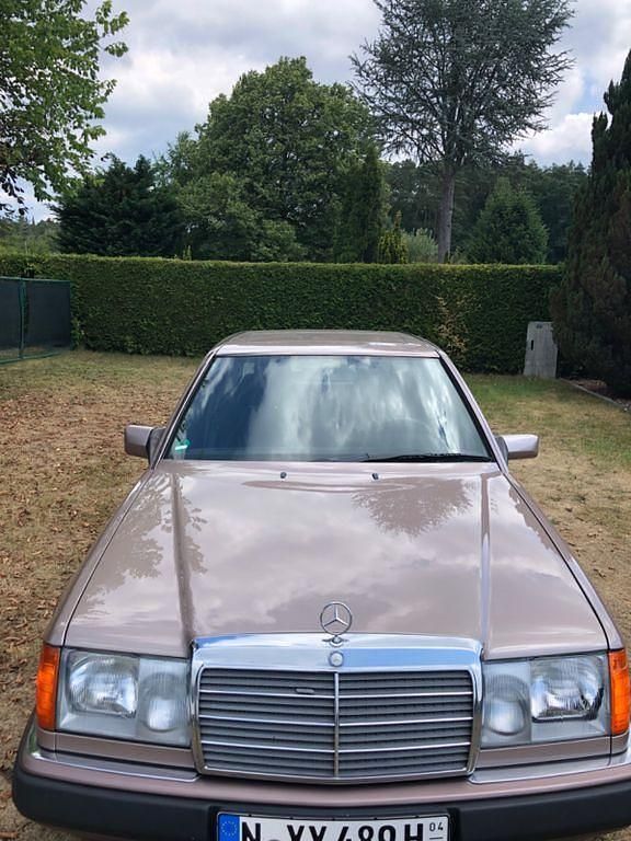 Gebraucht 1993 Mercedes E200 Limousine | 11.800 € - Bild 1/4