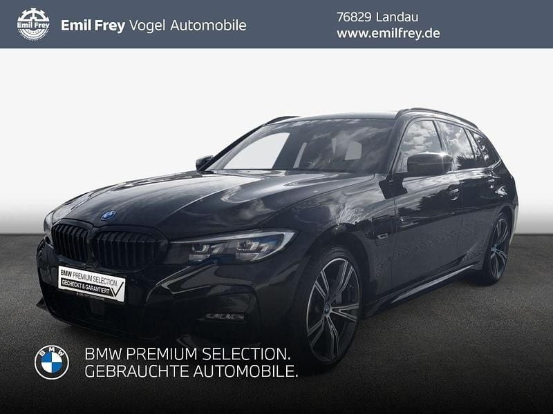 Saphirschwarz metallic Gebraucht 2022 BMW 330e M Sport Kombi | 30.580 € (Superpreis) - Bild 1/3
