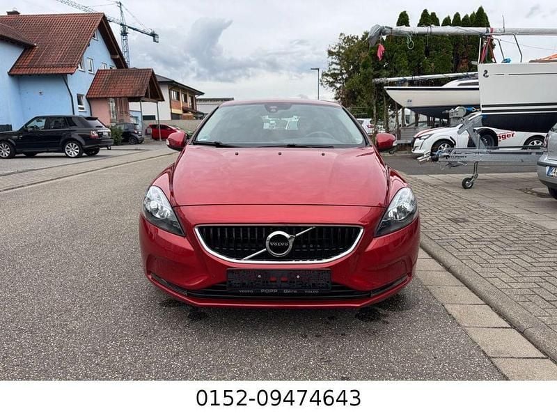 Rot Gebraucht 2018 Volvo V40 Kinetic Kombi | 10.999 € (Superpreis) - Bild 1/4