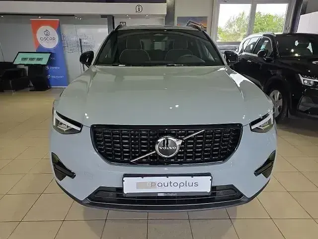 Używany Volvo XC40 Plus 197 KM (144 kW) 2024 Szary SUV
