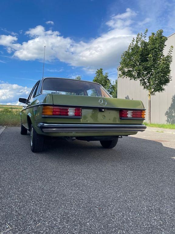 Gebraucht Mercedes E230 131 PS (96 kW) 1981 Grün Limousine