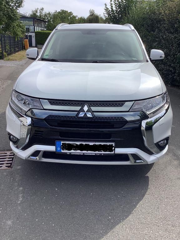 Weiß Gebraucht 2020 Mitsubishi Outlander P-HEV Basis SUV | 20.990 € (Fairer Preis) - Bild 1/4