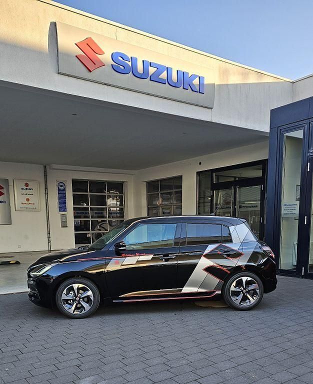 Schwarz Gebraucht 2025 Suzuki Swift Comfort+ Limousine | 21.490 € (Teuer) - Bild 1/4