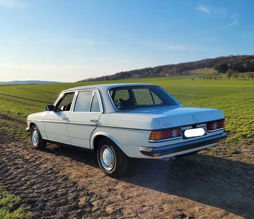 Gebraucht Mercedes 200 94 PS (69 kW) 1979 Weiß Limousine