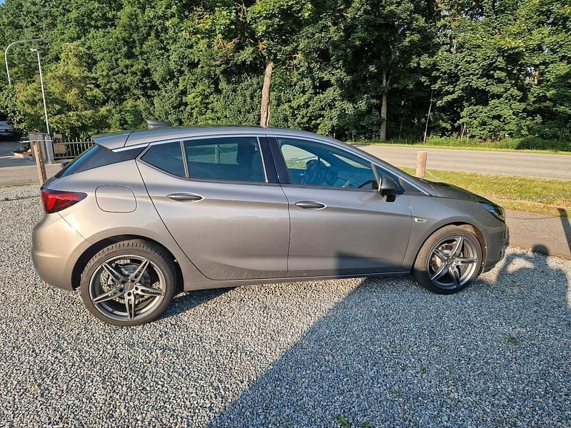 Grau Gebraucht 2016 Opel Astra Dynamic Limousine | 9.990 € (Fairer Preis) - Bild 1/4