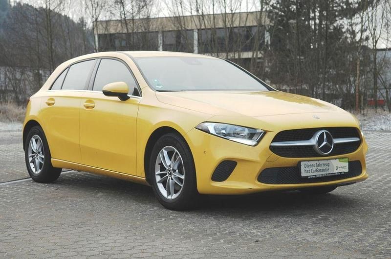 Gebraucht Mercedes A180 116 PS (85 kW) 2019 Gelb Limousine