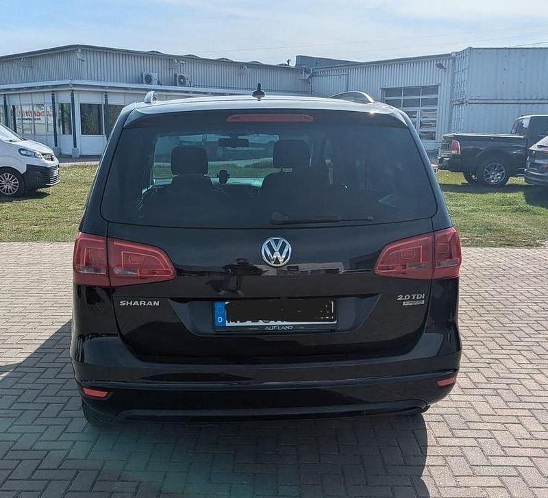 Second-hand VW Sharan 170 CP (125 kW) 2012 Negru Monovolum