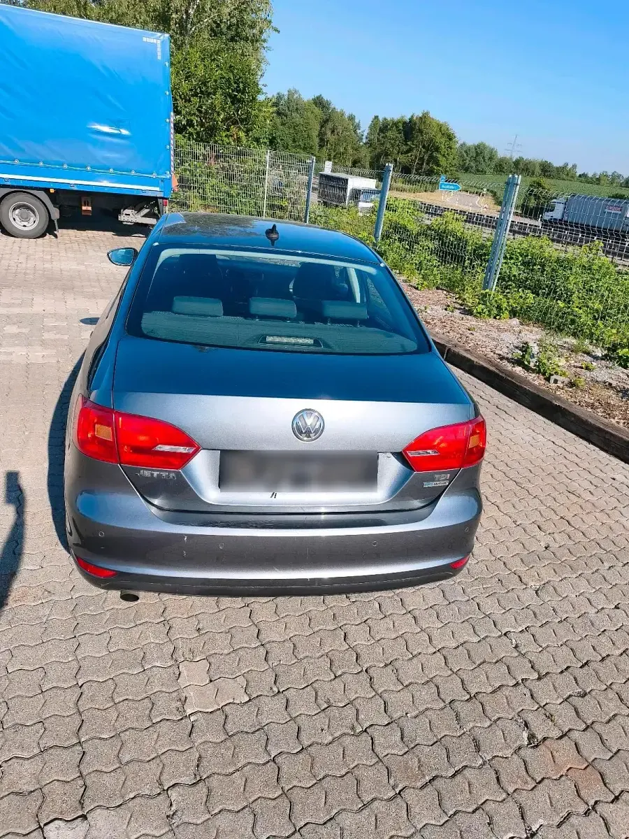 Gebraucht VW Jetta 105 PS (77 kW) 2011 Grau Limousine