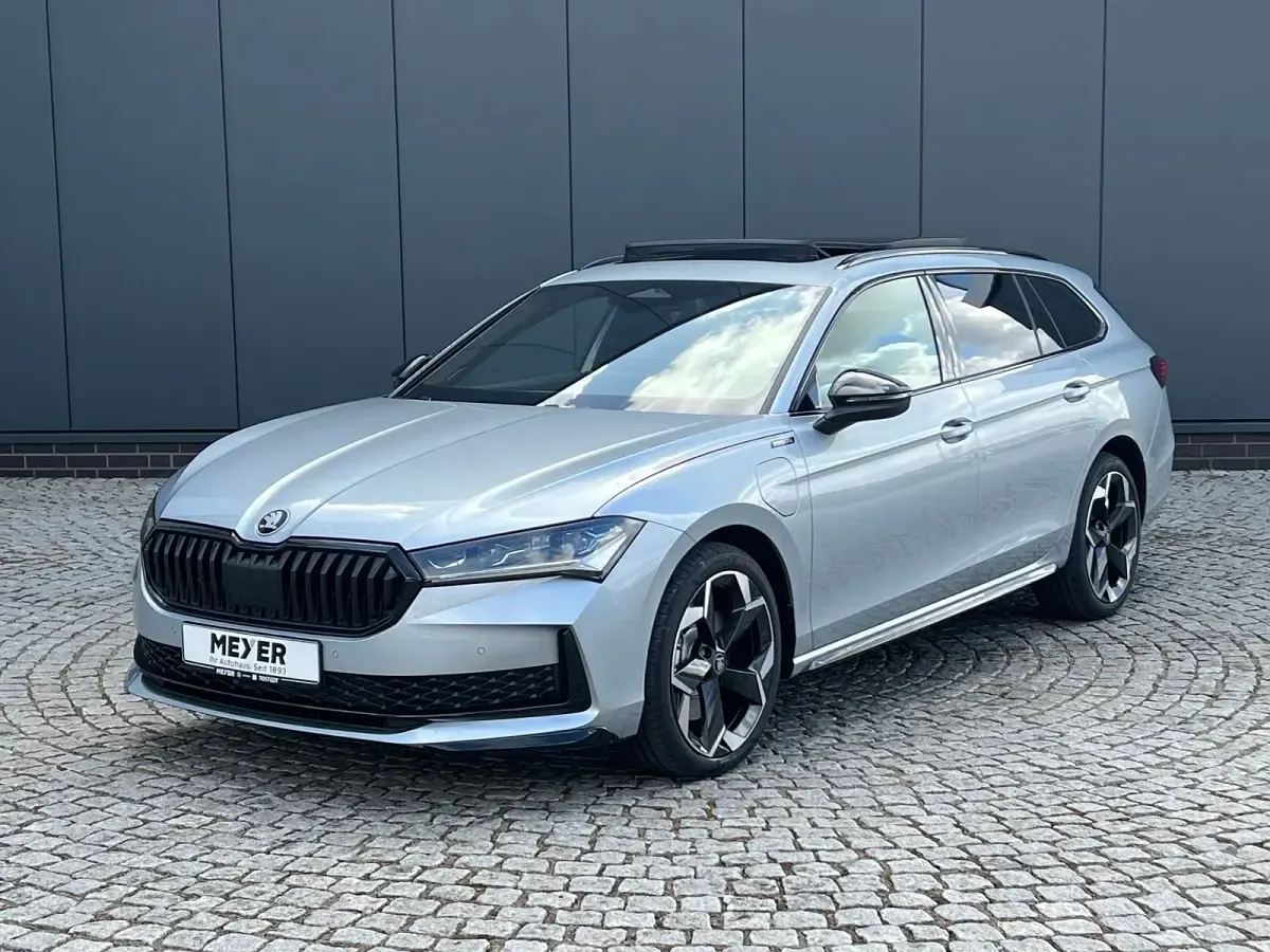 Neu Skoda Superb SportLine 204 PS (150 kW) 2026 Aluminiumsilber metallic Kombi