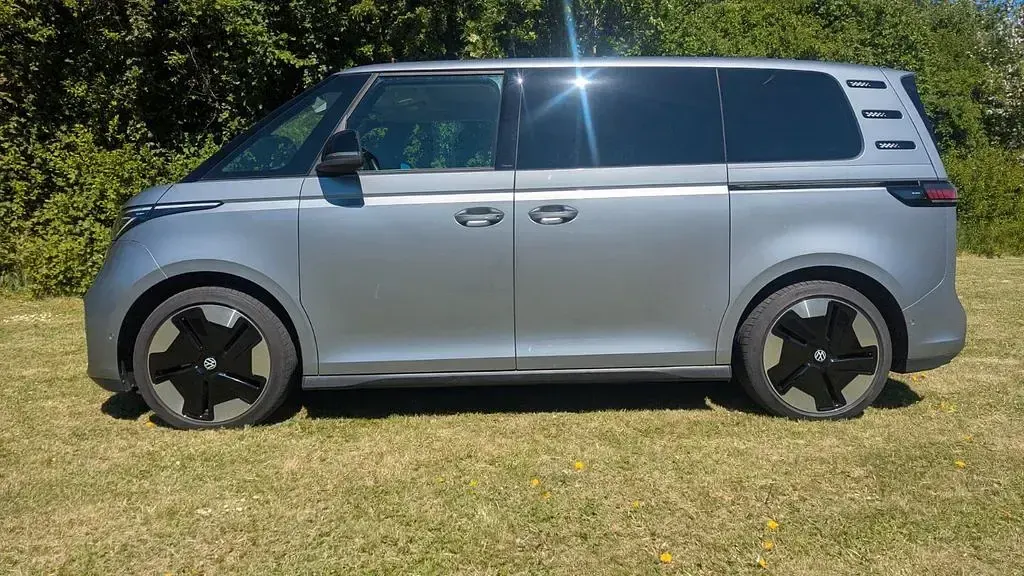 Używany VW ID. Buzz Pro 150 kW (204 KM) 2023 Srebrny Minivan