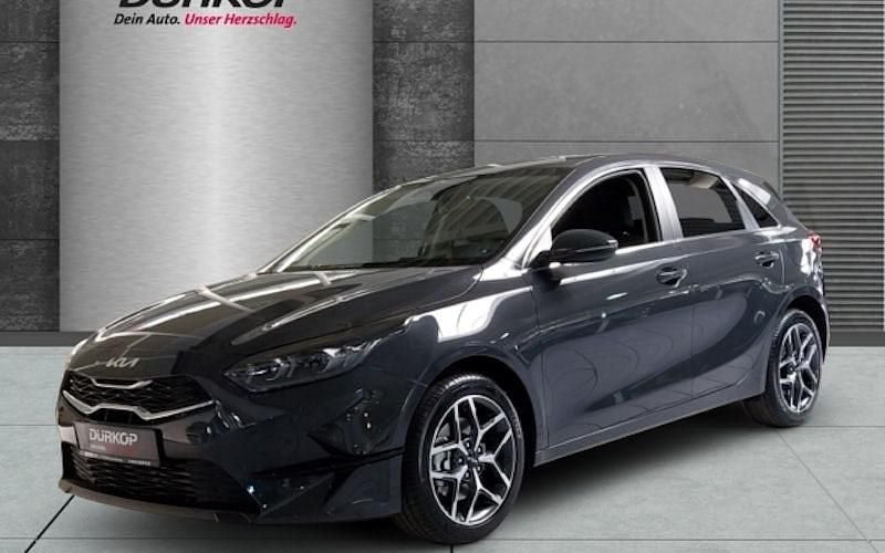 Schwarz Neu 2025 Kia Ceed Limousine | 27.478 € (Fairer Preis) - Bild 1/4