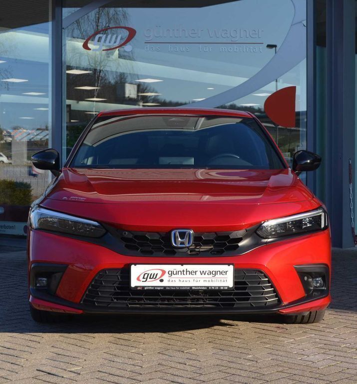 Premium crystal red Gebraucht 2023 Honda Civic Hybrid Limousine | 28.980 € (Etwas zu teuer) - Bild 1/4