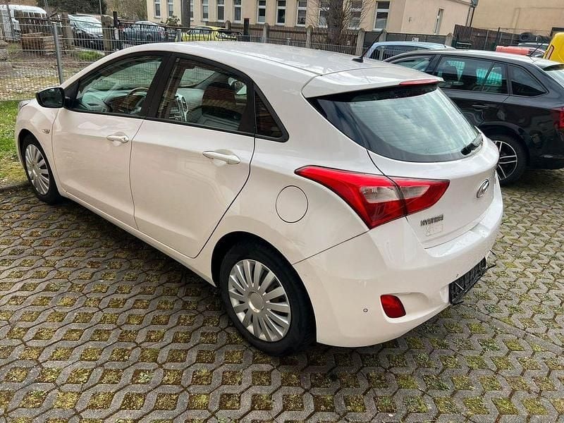 Gebraucht Hyundai i30 110 PS (80 kW) 2015 Weiß Limousine