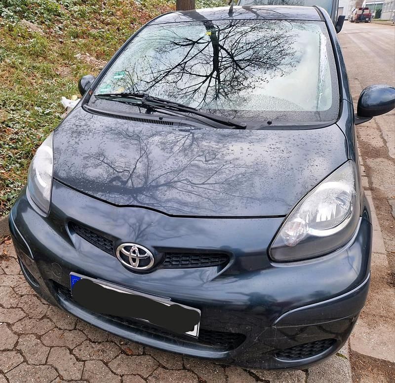 Grau Gebraucht 2011 Toyota Aygo Kleinwagen | 4.300 € (Fairer Preis) - Bild 1/4