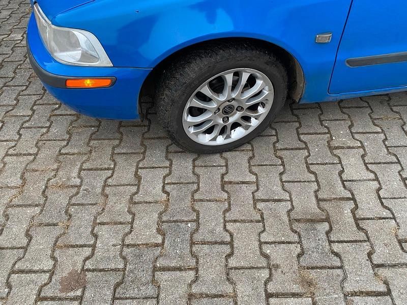 Gebraucht Volvo V40 122 PS (89 kW) 2001 Blau Kombi