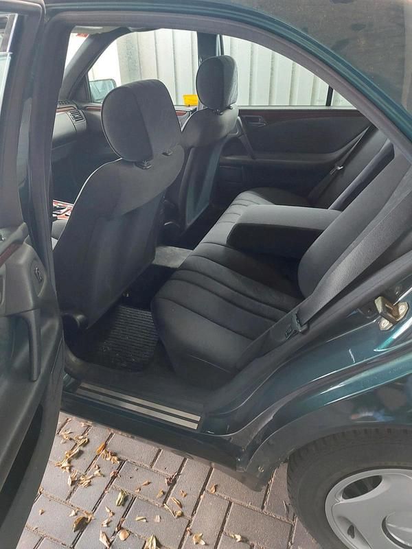 Gebraucht Mercedes 190 136 PS (100 kW) 1997 Grün Limousine